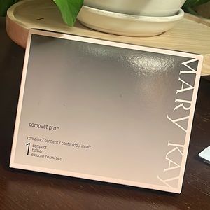 Mary Kay Large Compact Pro